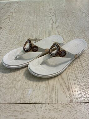 Women’s Crocs Crocs Sanrah Diamante Wedge Flip Flop Sandals (White/Rose Gold)